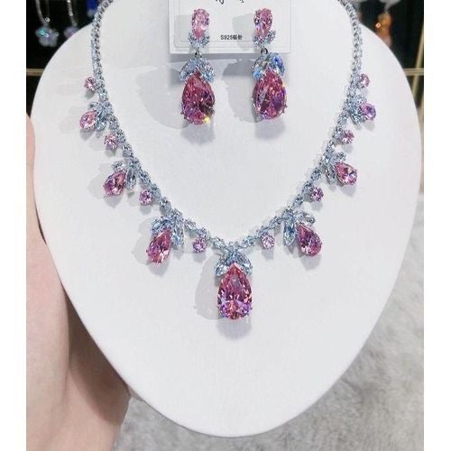 Stylish neckpiece with shiny pearls