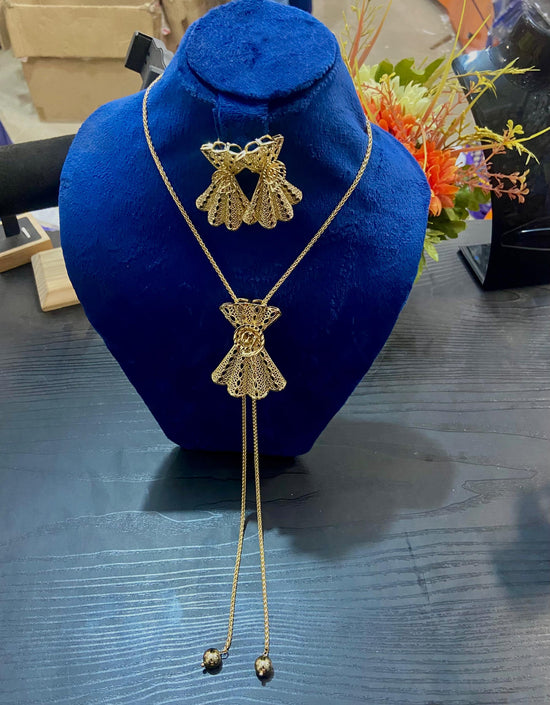 Non Tarnish fashionable neckpiece and earrings